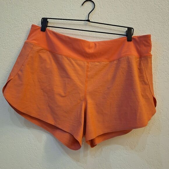 Athleta run with it textured 3.5" shorts - Picture 2 of 6